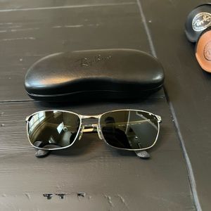 NWOT Green Lense and Gunmetal Frame Ray-Ban sunglasses